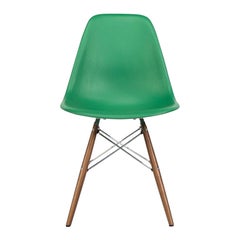 C. 2020 Chaise à coque en plastique Eames d'Herman Miller avec base à chevilles en noyer