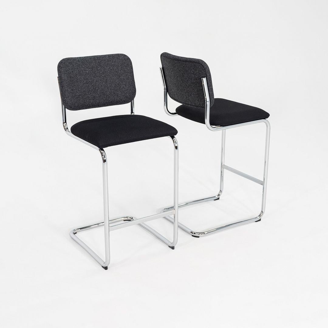 Dies ist ein Cesca Barhocker, der ursprünglich 1928 von Marcel Breuer entworfen wurde. Diese Exemplare wurden von Knoll um das Jahr 2020 hergestellt. Die Hocker sind zweifarbig gepolstert, mit einem Sitz aus schwarzem Stoff und einer Rückenlehne aus