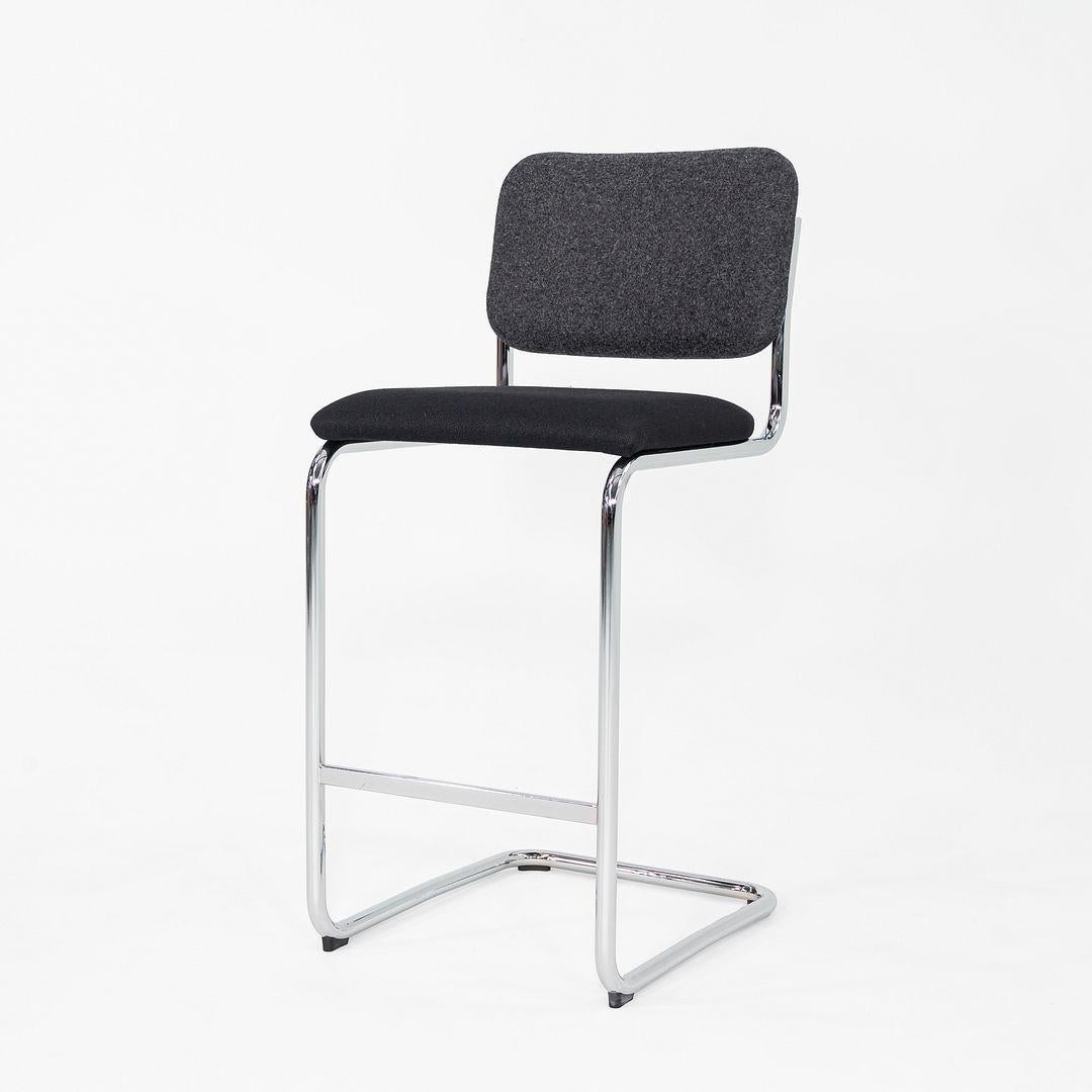 C. 2020 In-Box Marcel Breuer für Knoll Cesca Barhocker aus grauem und schwarzem Stoff (Chinesisch) im Angebot