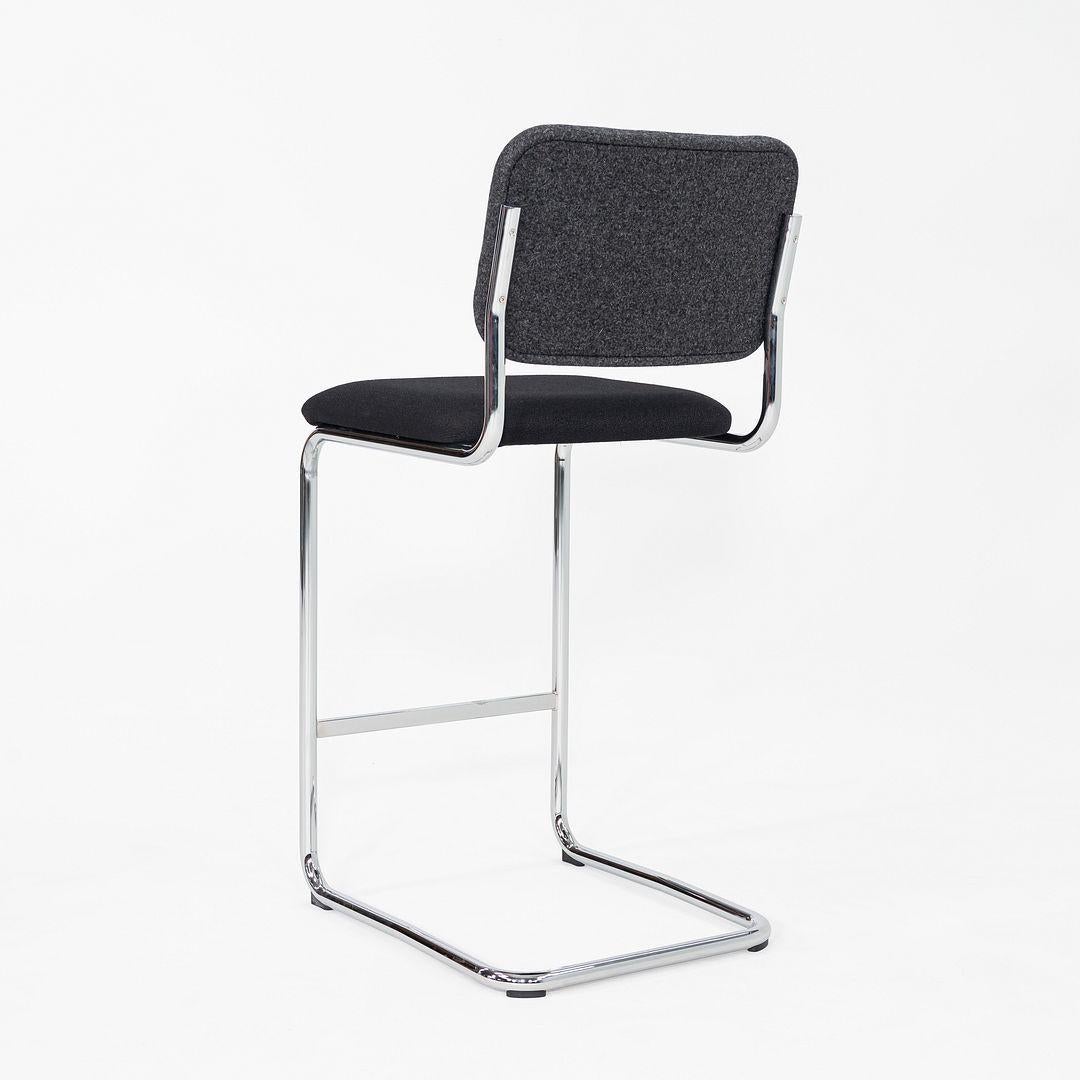C. 2020 In-Box Marcel Breuer für Knoll Cesca Barhocker aus grauem und schwarzem Stoff (21. Jahrhundert und zeitgenössisch) im Angebot