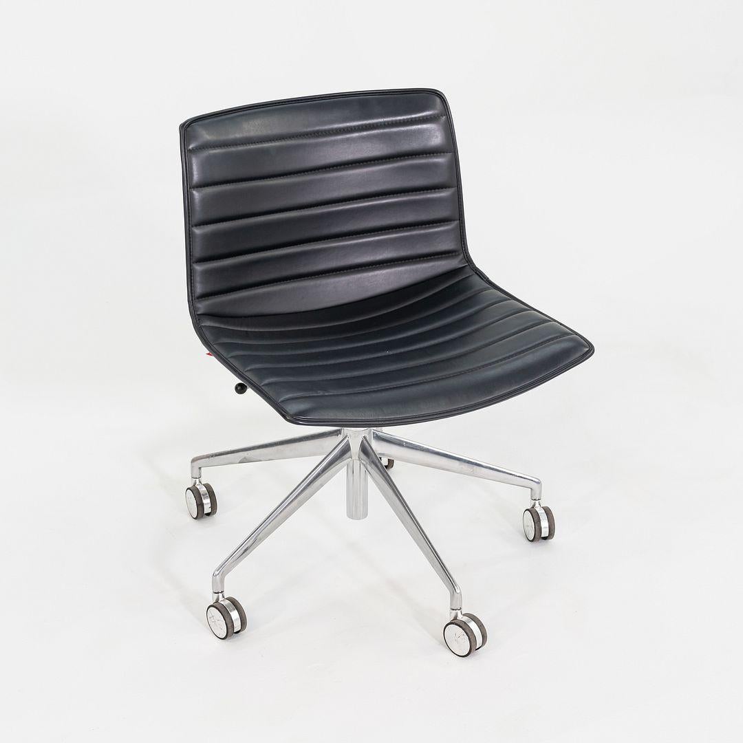 Schreibtischstühle aus Leder mit Untergestell, Lievore Altherr Molina für Arper Catifa, ca. 2020 im Zustand „Hervorragend“ im Angebot in Philadelphia, PA