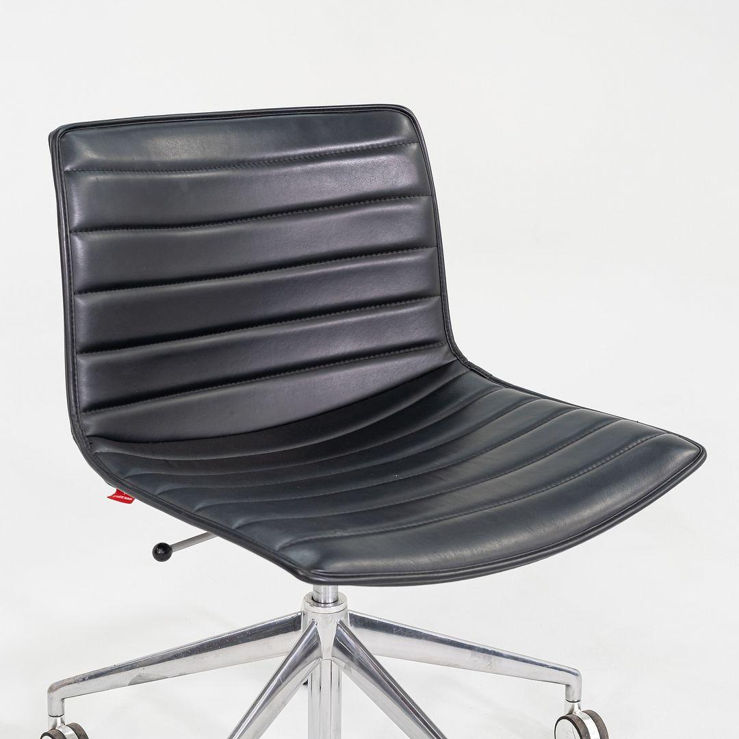 Schreibtischstühle aus Leder mit Untergestell, Lievore Altherr Molina für Arper Catifa, ca. 2020 (21. Jahrhundert und zeitgenössisch) im Angebot