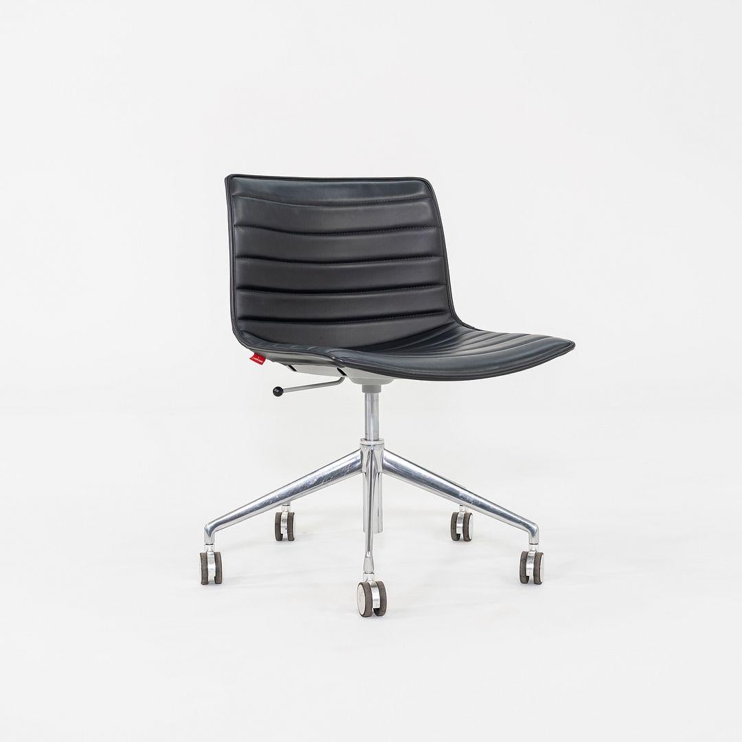 Schreibtischstühle aus Leder mit Untergestell, Lievore Altherr Molina für Arper Catifa, ca. 2020 (Aluminium) im Angebot