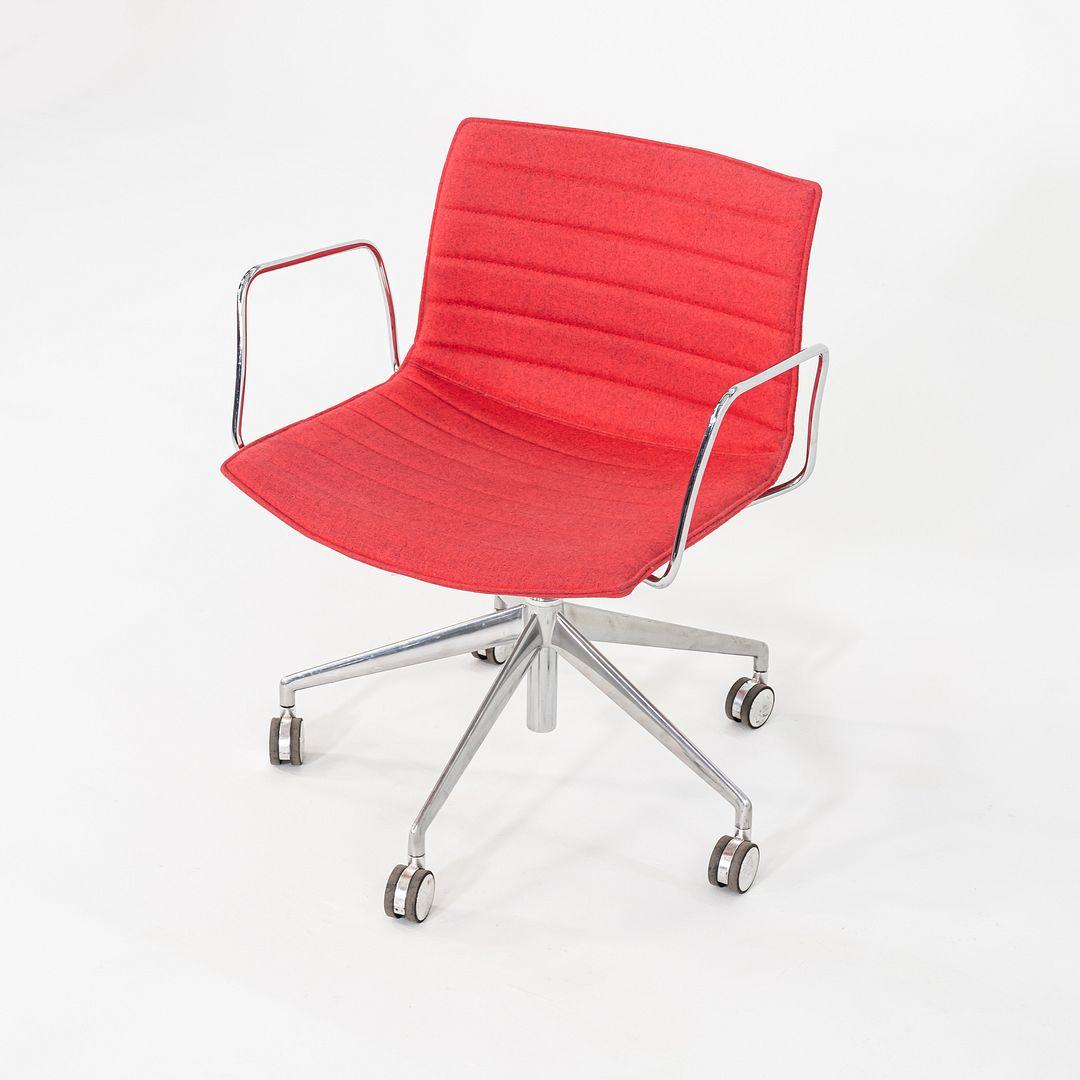 Il s'agit des chaises de bureau Catifa 53 avec accoudoirs, conçues à l'origine par Lievore Altherr Molina en 2013. Ces exemples particuliers ont été produits par Arper en Italie C.C. 2020. Les chaises sont composées d'une base pneumatique en
