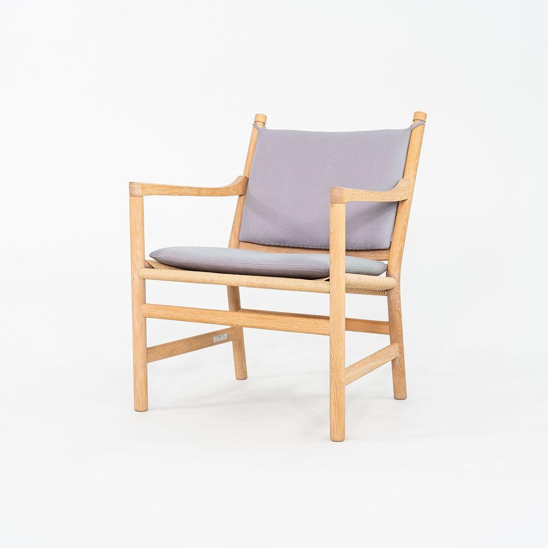 Il s'agit d'une paire de CH44 Ladderback Lounge Chairs, conçues à l'origine par Hans Wegner pour Carl Hansen en 1951. Ces exemples particuliers ont été produits au Danemark en 2020. Ils sont constitués d'un cadre en chêne et comprennent un coussin