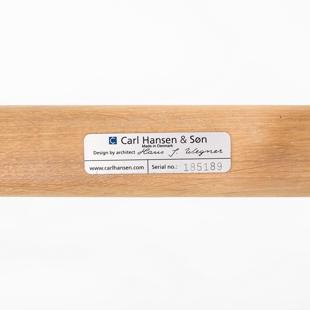 Chêne Paire de chaises longues Hans Wegner pour Carl Hansen en chêne avec coussins, vers 2020 en vente
