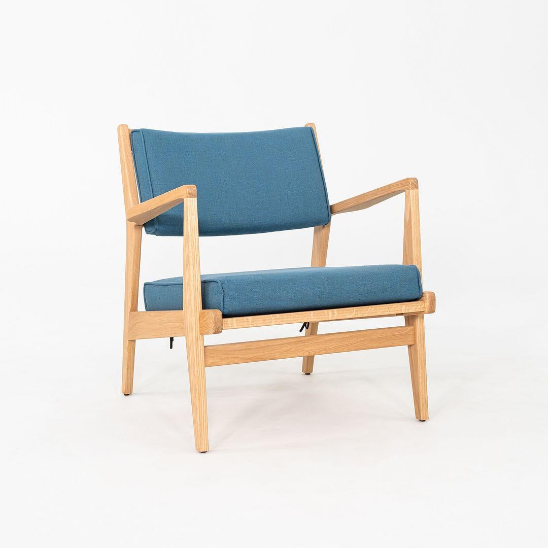 C. 2020 Pair of Jens Risom U-430 Lounge Chairs with Arms for DWR in Fabric & Oak For Sale 4