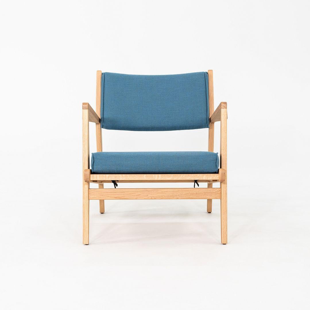 C. 2020 Pair of Jens Risom U-430 Lounge Chairs with Arms for DWR in Fabric & Oak In Good Condition For Sale In Philadelphia, PA