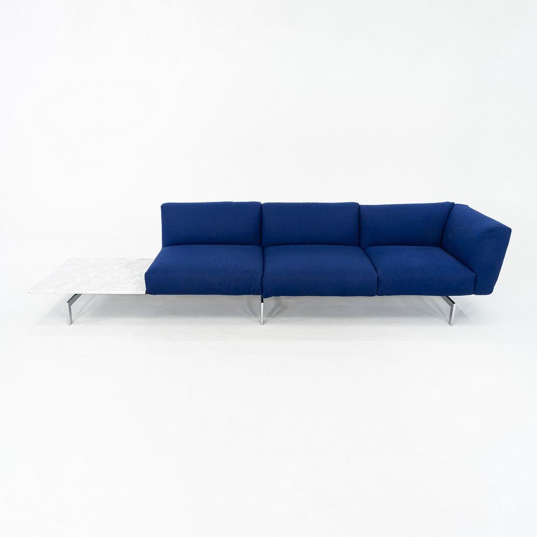 Questo è un divano Avio con un tavolino in marmo personalizzato, disegnato da Piero Lissoni per Knoll nel 2018. Questo particolare divano è stato prodotto nel 2020. Lissoni ha progettato la serie Avio da un punto di vista architettonico, impiegando