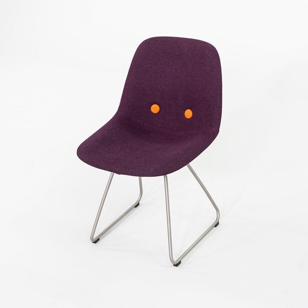 Il s'agit d'un ensemble de quatre chaises Erik Jorgensen EJ 2 Eyes Chairs, conçues à l'origine par Foersom et Hiort-Lorenzen en 2007. Ces exemples particuliers ont été produits par Erik Jorgensen au Danemark C. 2020. Les chaises sont magnifiquement