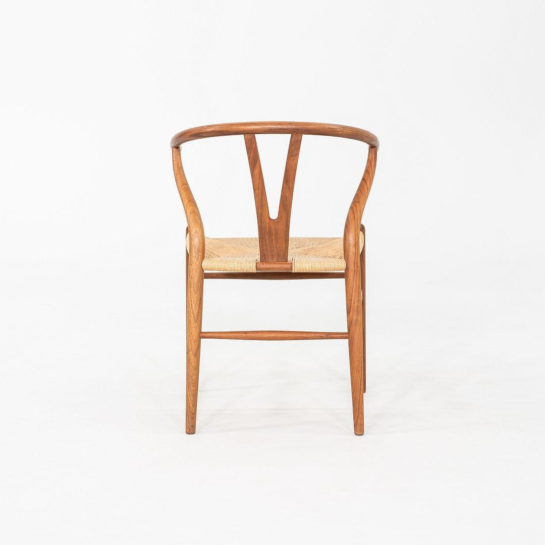 Questo è un set di cinque sedie da pranzo CH24 Wishbone, disegnate originariamente da Hans J. Wegner nel 1949. Questi esemplari in particolare sono stati prodotti da Carl Hansen in Danimarca C.C. 2020. Le sedie sono realizzate con una solida