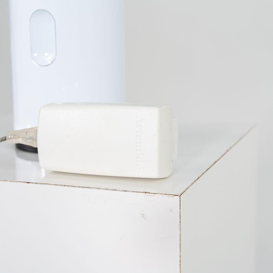C. 2021 Artemide Sisifo Tischleuchte von Scott Wilson LED mit Touch-Dimmer in Weiß im Angebot 3