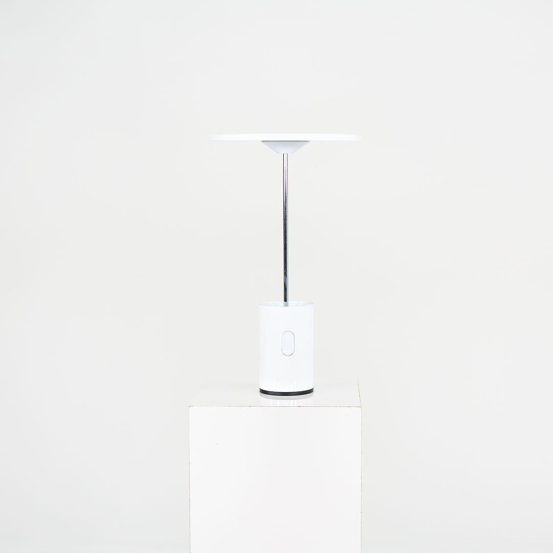 Dies ist eine Sisifo LED-Tischleuchte mit weißem Aluminiumsockel, Methacrylat-Diffusor und Touch-Dimmer. Diese Leuchte wurde von Scott Wilson entworfen und von Artemide in Italien hergestellt. Sie stammt aus der Zeit um 2021 und ist garantiert echt.