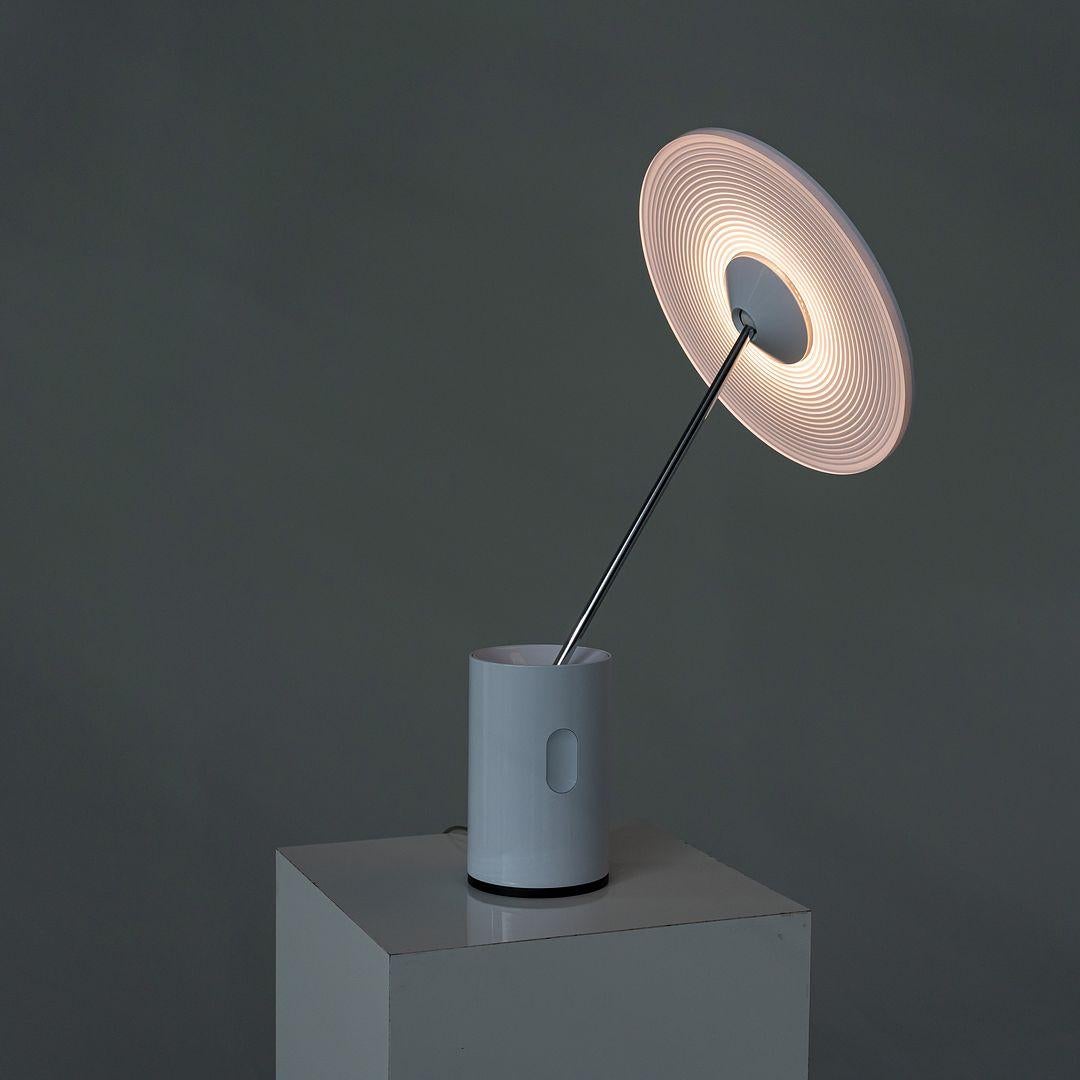 C. 2021 Artemide Sisifo Tischleuchte von Scott Wilson LED mit Touch-Dimmer in Weiß (Aluminium) im Angebot