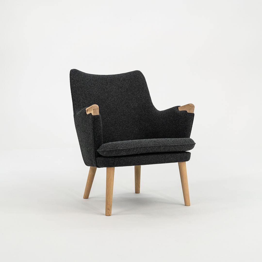 C. 2021 Carl Hansen CH71 Loungesessel in Divina Melange mit Eiche Seife MINT (Moderne) im Angebot