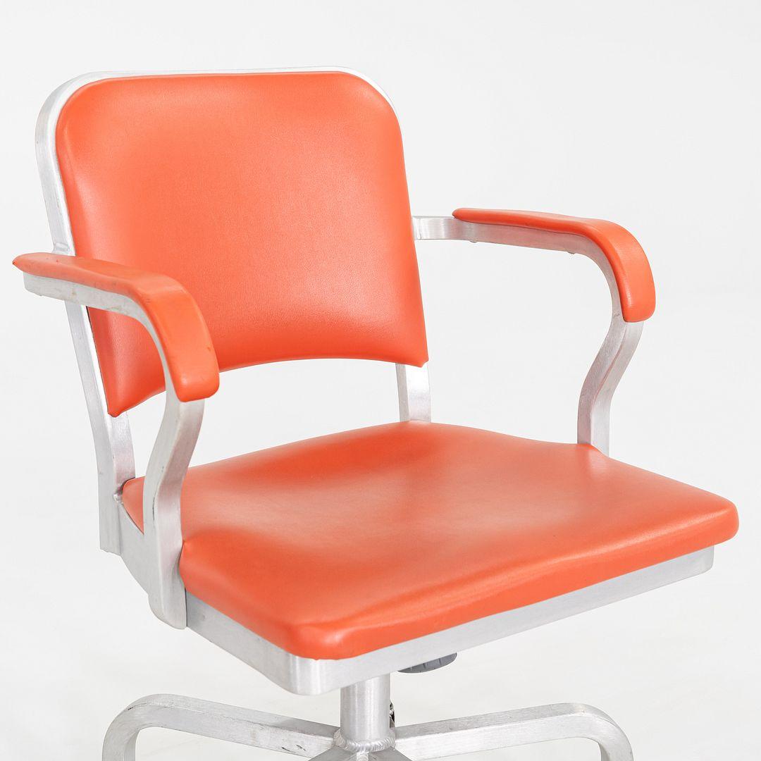 XXI secolo e contemporaneo C. 2021 Jasper Morrison per Emeco Navy Officer Desk Chair in Alluminio e Vinile in vendita