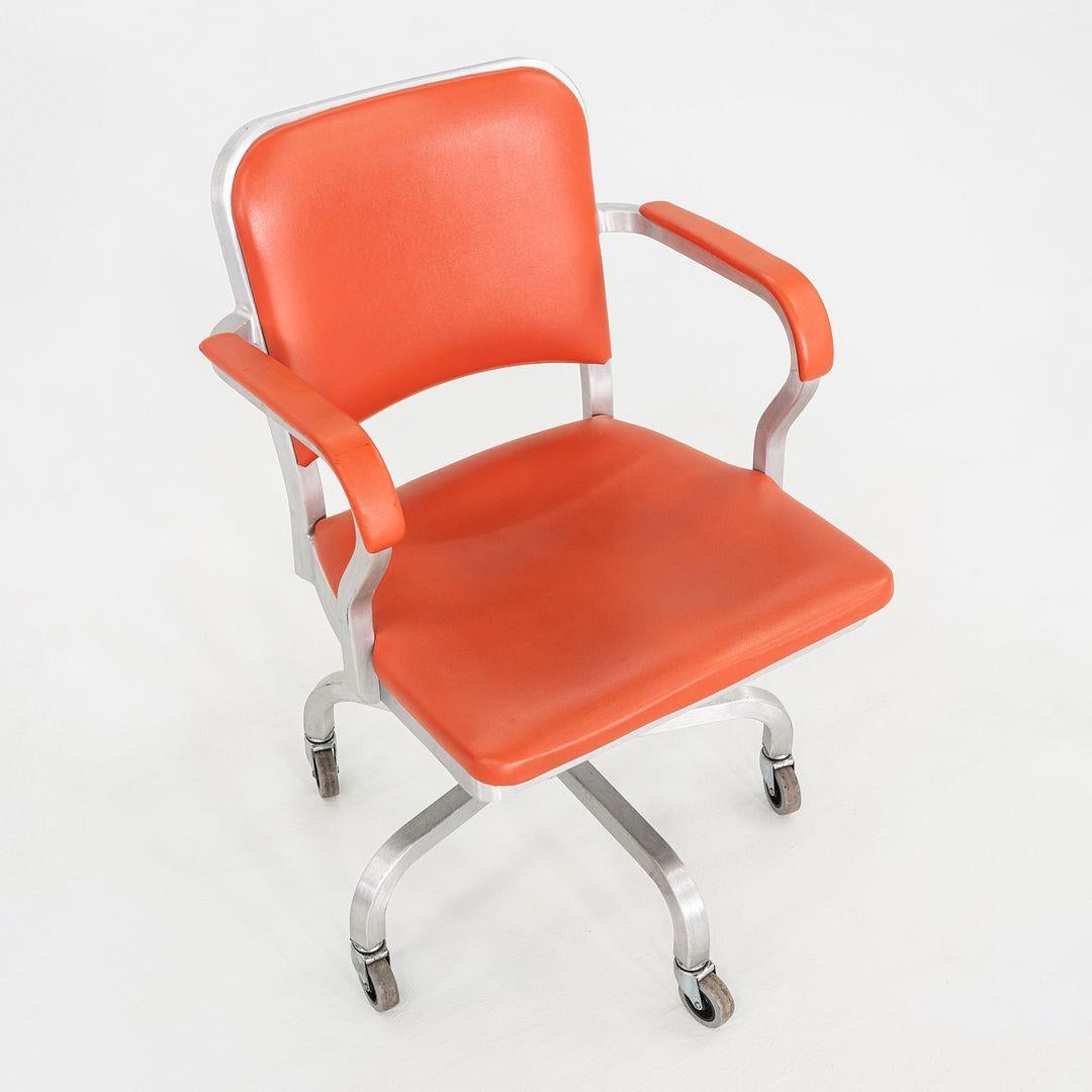 C. 2021 Jasper Morrison per Emeco Navy Officer Desk Chair in Alluminio e Vinile in vendita 1