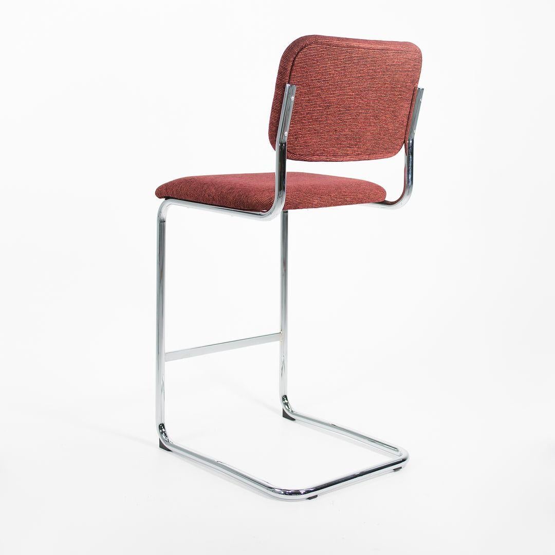 C. 2021 Marcel Breuer Taburete de bar Cesca de tela carmesí con base voladiza en venta 3