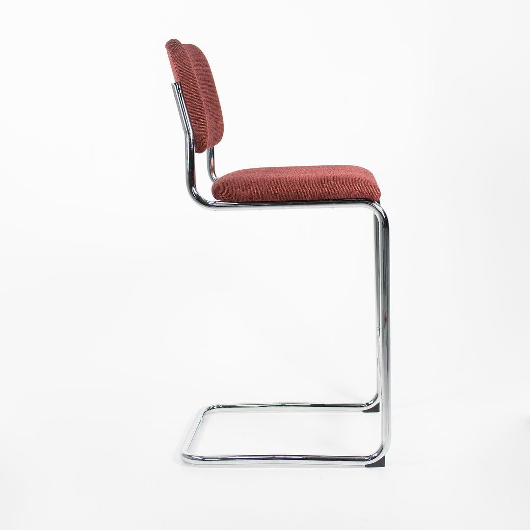 C. 2021 Marcel Breuer Taburete de bar Cesca de tela carmesí con base voladiza Siglo XXI y contemporáneo en venta