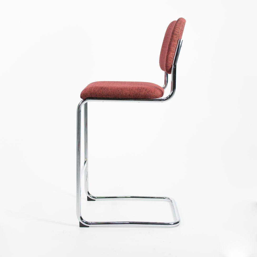 C. 2021 Marcel Breuer Taburete de bar Cesca de tela carmesí con base voladiza en venta 2