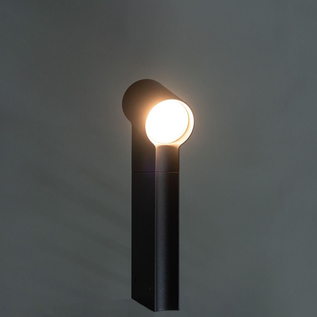Italiano C. 2022 Arik Levy per Artemide Lampada da Terra Oblique 45 LED in Alluminio Antracite in vendita