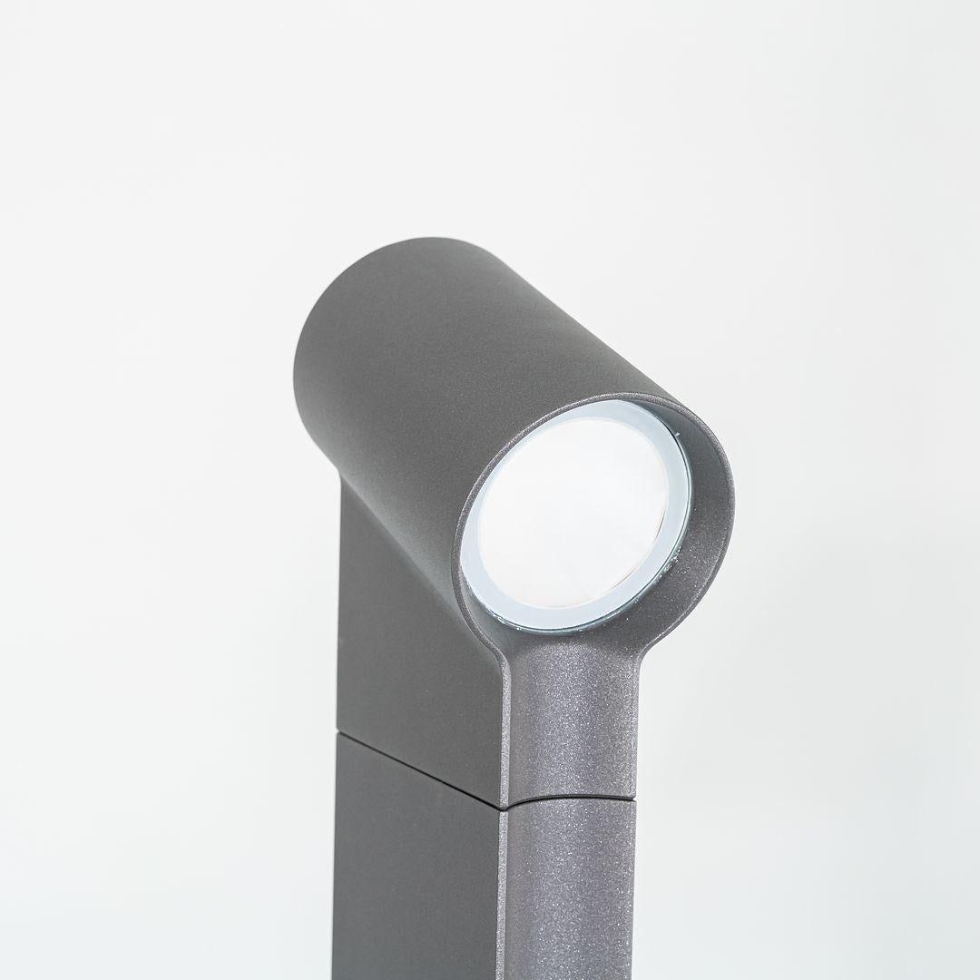 XXI secolo e contemporaneo C. 2022 Arik Levy per Artemide Lampada da Terra Oblique 45 LED in Alluminio Antracite in vendita