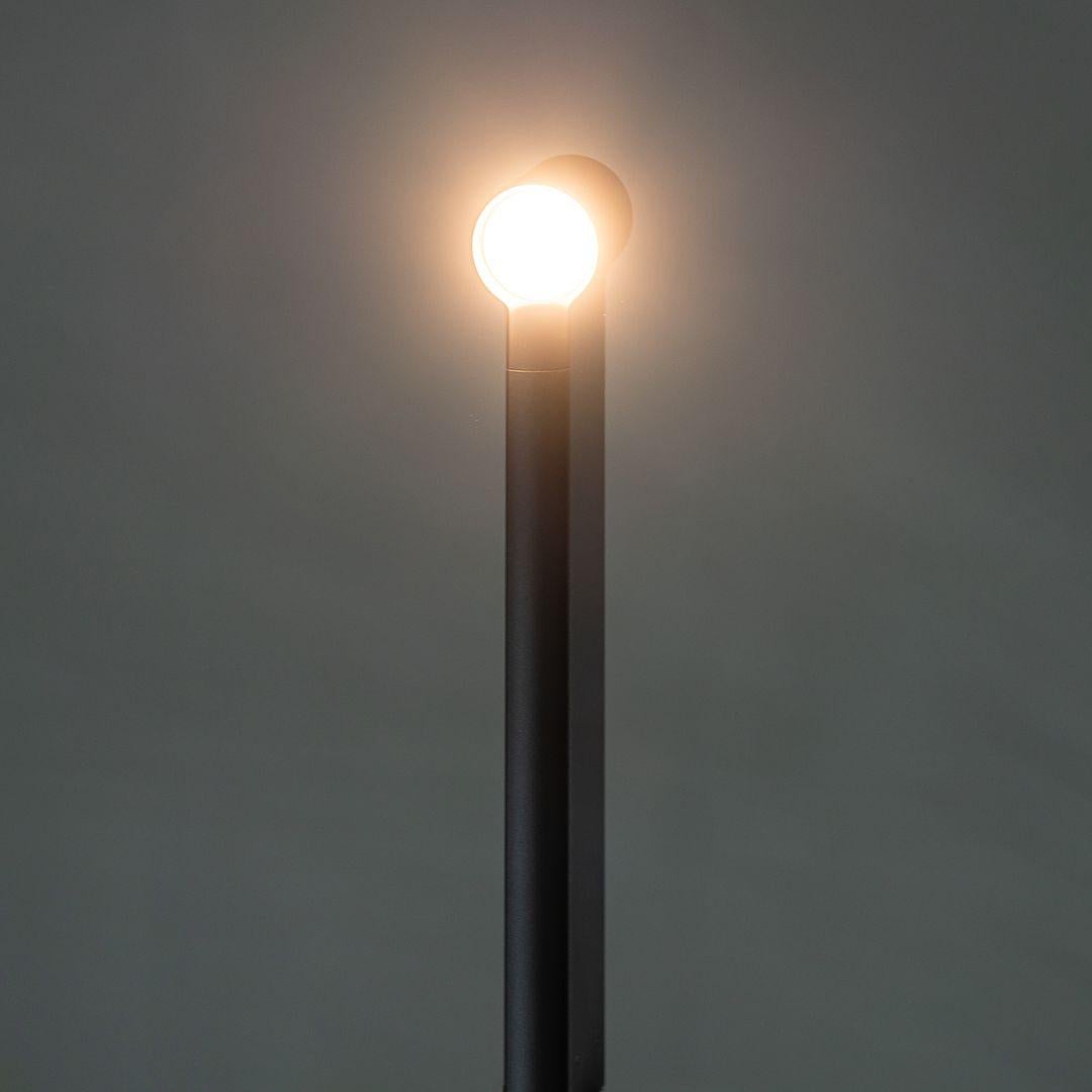 Italiano C. 2022 Arik Levy per Artemide Lampada da Terra Oblique 75 LED in Alluminio Antracite in vendita