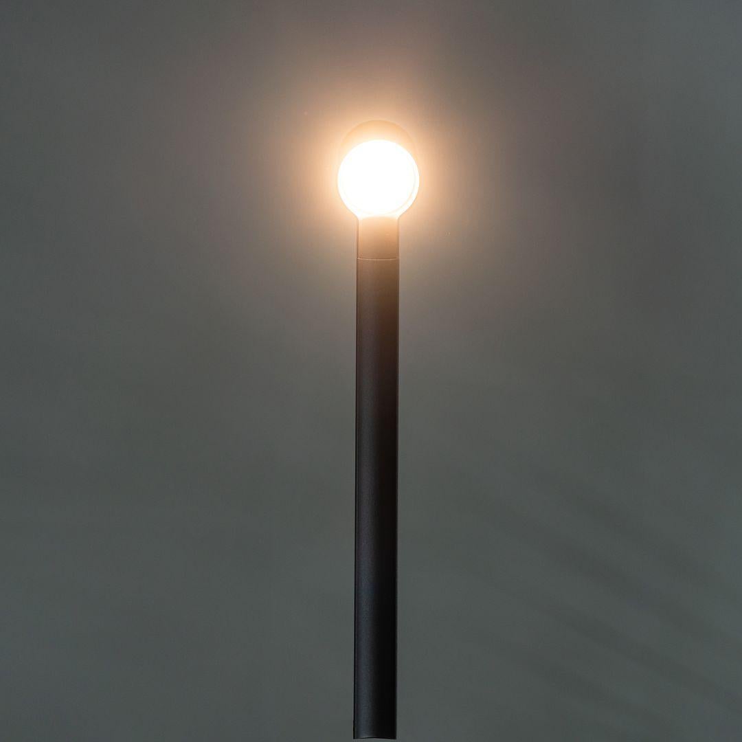 XXI secolo e contemporaneo C. 2022 Arik Levy per Artemide Lampada da Terra Oblique 75 LED in Alluminio Antracite in vendita