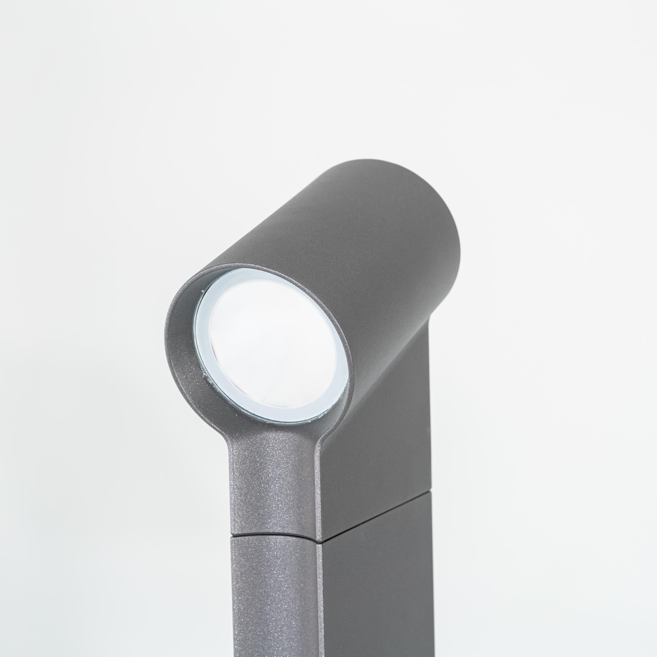 C. 2022 Arik Levy per Artemide Lampada da Terra Oblique 75 LED in Alluminio Antracite in vendita 1