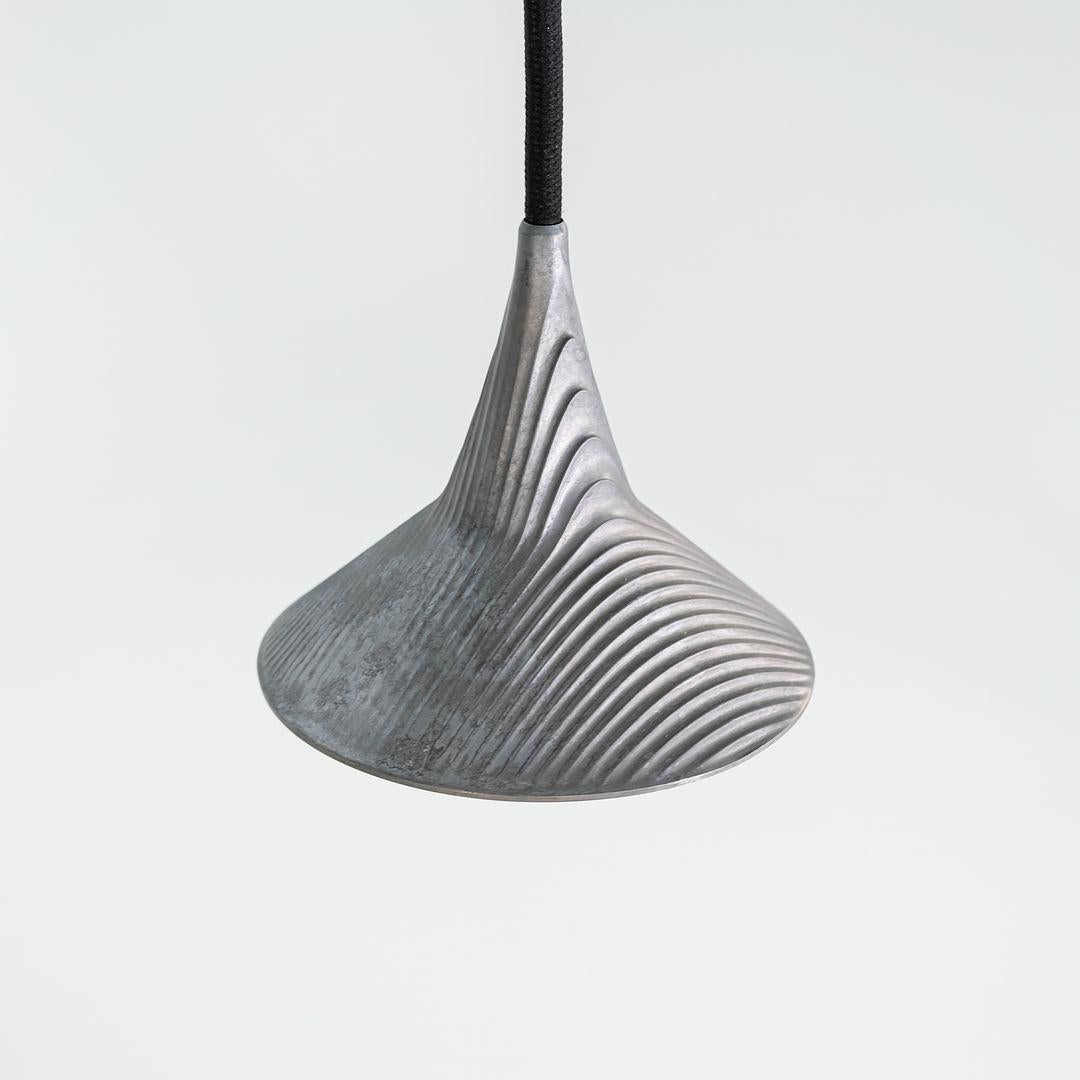 Questa è una lampada a sospensione LED Unterlinden con paralume in alluminio. Questa lampada è stata progettata da Herzog & de Meuron e prodotta da Artemide in Italia. Risale al 2022 circa ed è garantito come autentico. Le condizioni sono buone, con