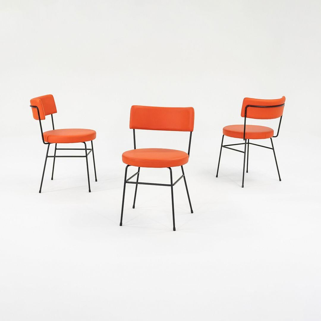Il s'agit d'une chaise d'appoint de salle à manger Diiva tapissée, conçue par Grazia Materia pour Grazia & Co en Australie en 2014. Ces exemplaires ont été produits vers 2022. Elles sont dotées d'une assise et d'un dossier rembourrés en vinyle