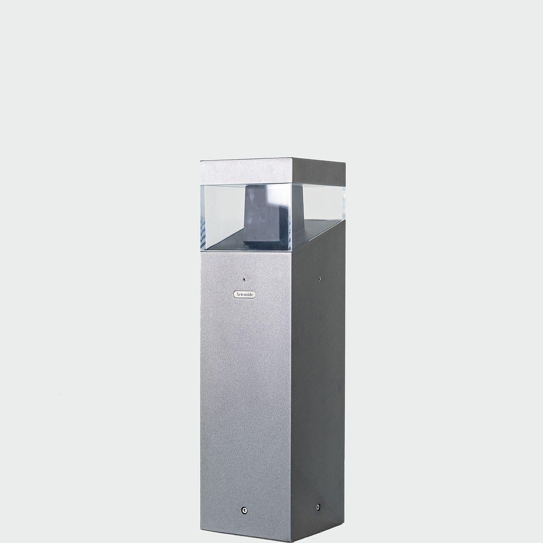Dies ist eine Tetragono Outdoor LED-Bodenleuchte aus Aluminium und Stahl mit Polycarbonat-Diffusoren. Diese Leuchte wurde von Ernesto Gismondi entworfen und von Artemide in Italien hergestellt. Sie stammt aus der Zeit um 2022 und ist garantiert