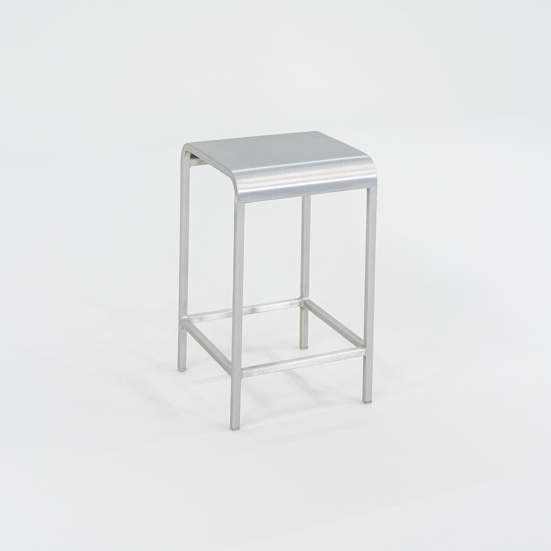 Dies ist der Thekenhocker 20-06. Diese 2006 von Norman Foster entworfenen Exemplare wurden 2022 von Emeco in den USA hergestellt. Die Hocker sind aus recyceltem Aluminium hergestellt. Der angegebene Preis gilt für einen Hocker, wir haben aber fünf