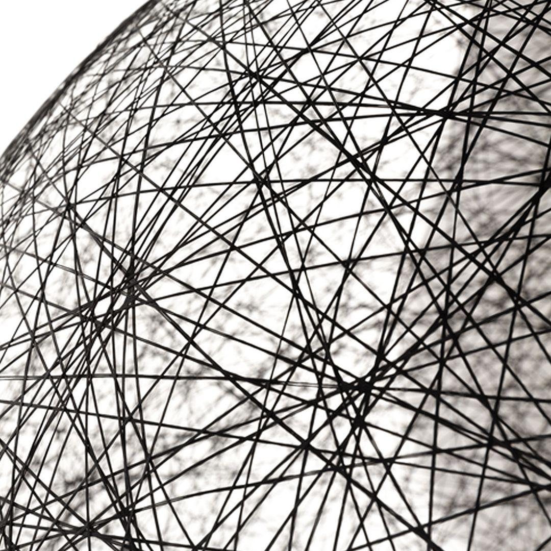 In vendita ci sono tre lampade a sospensione Random Light di piccole dimensioni (ognuna è venduta separatamente) realizzate in fibra di vetro nera con paralume in resina epossidica e un pendente in acciaio cromato. La lampada è stata progettata da