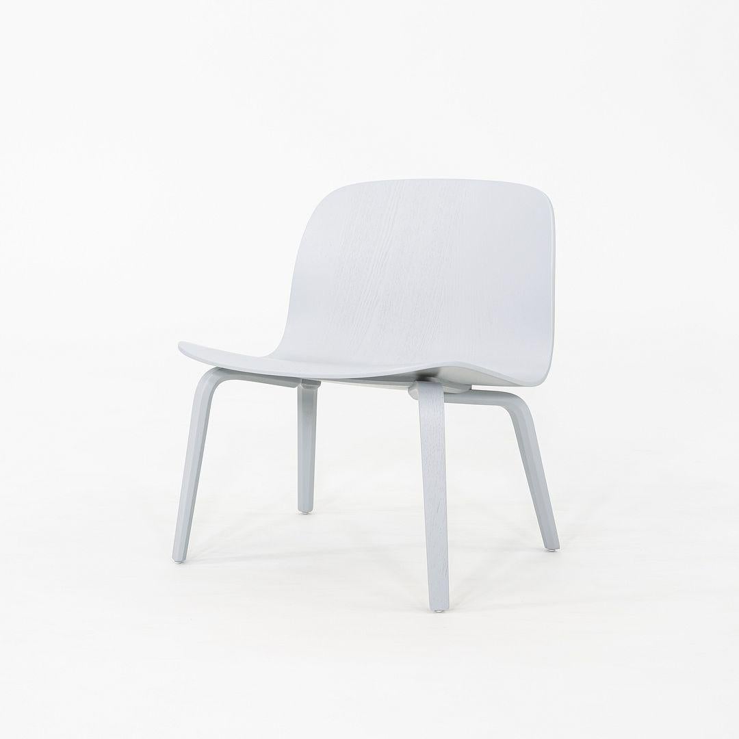 Dies ist ein Visu Lounge Chair, ursprünglich entworfen von Mika Tolvanen für Muuto im Jahr 2013. Diese Exemplare wurden im Jahr 2023 hergestellt. Die Stühle bestehen aus formgepresstem Eschenfurnier, und alle Elemente des Stücks sind lackiert. 
 
