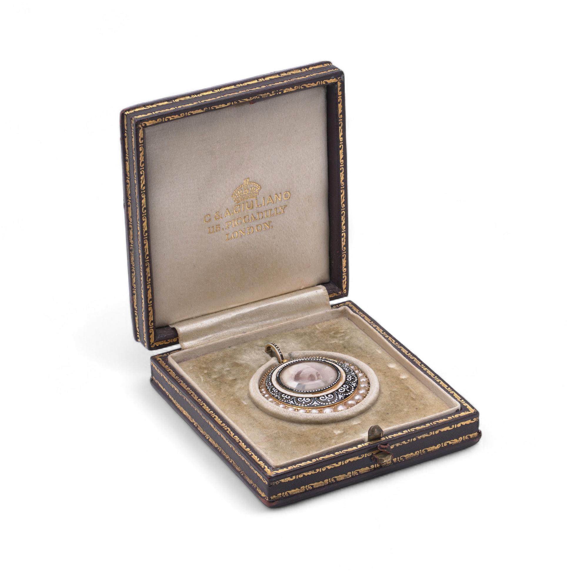 Ciondolo commemorativo in smalto e perle di C.I.C., eccezionalmente raro, realizzato in oro giallo 22 carati e con custodia originale firmata C.I.C., 115 Piccadilly, Londra. Il ciondolo circolare presenta uno scomparto centrale smaltato con la