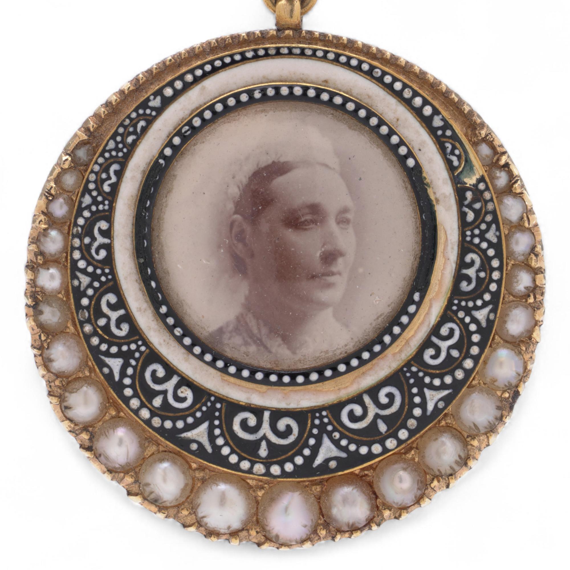 da uomo o donna C.C. & A. Giuliano ciondolo commemorativo in oro 22kt con smalto e perle, datato 1904 in vendita