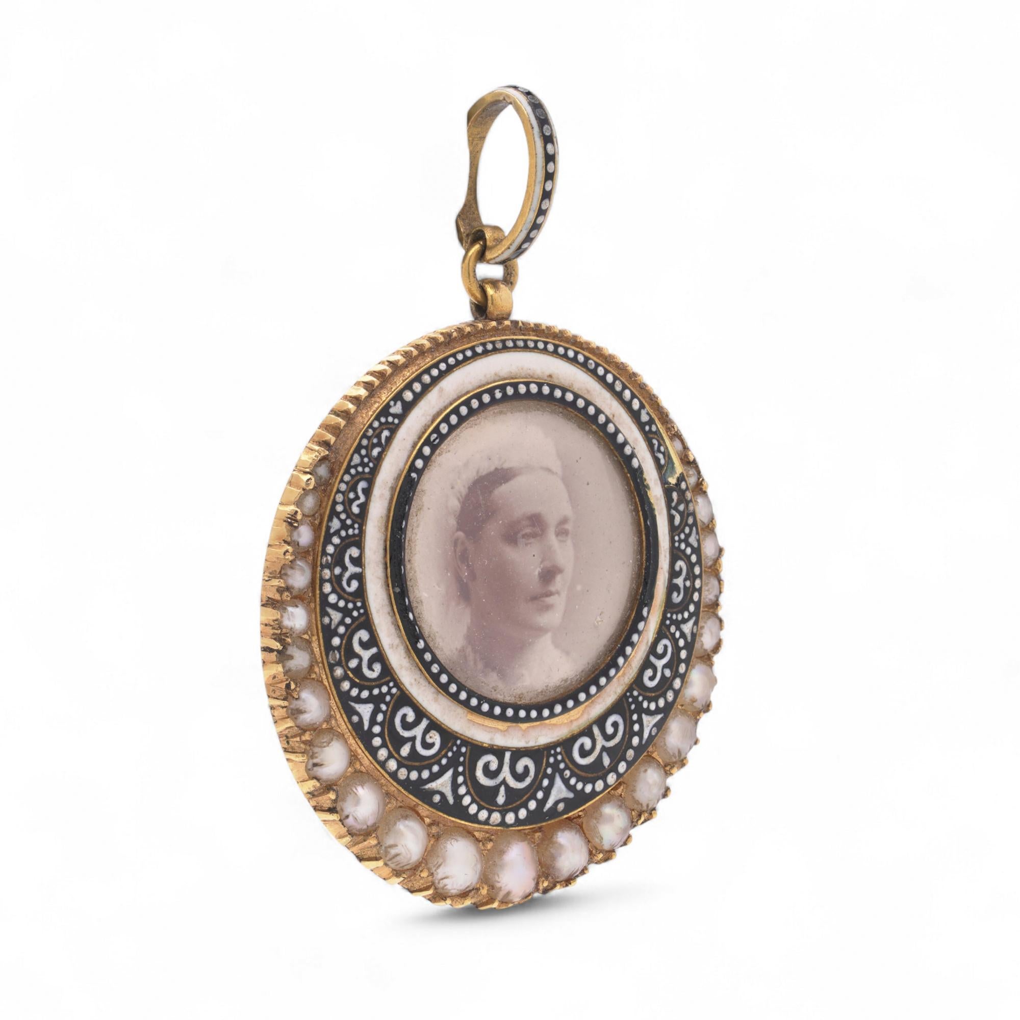 C.C. & A. Giuliano ciondolo commemorativo in oro 22kt con smalto e perle, datato 1904 in vendita 1