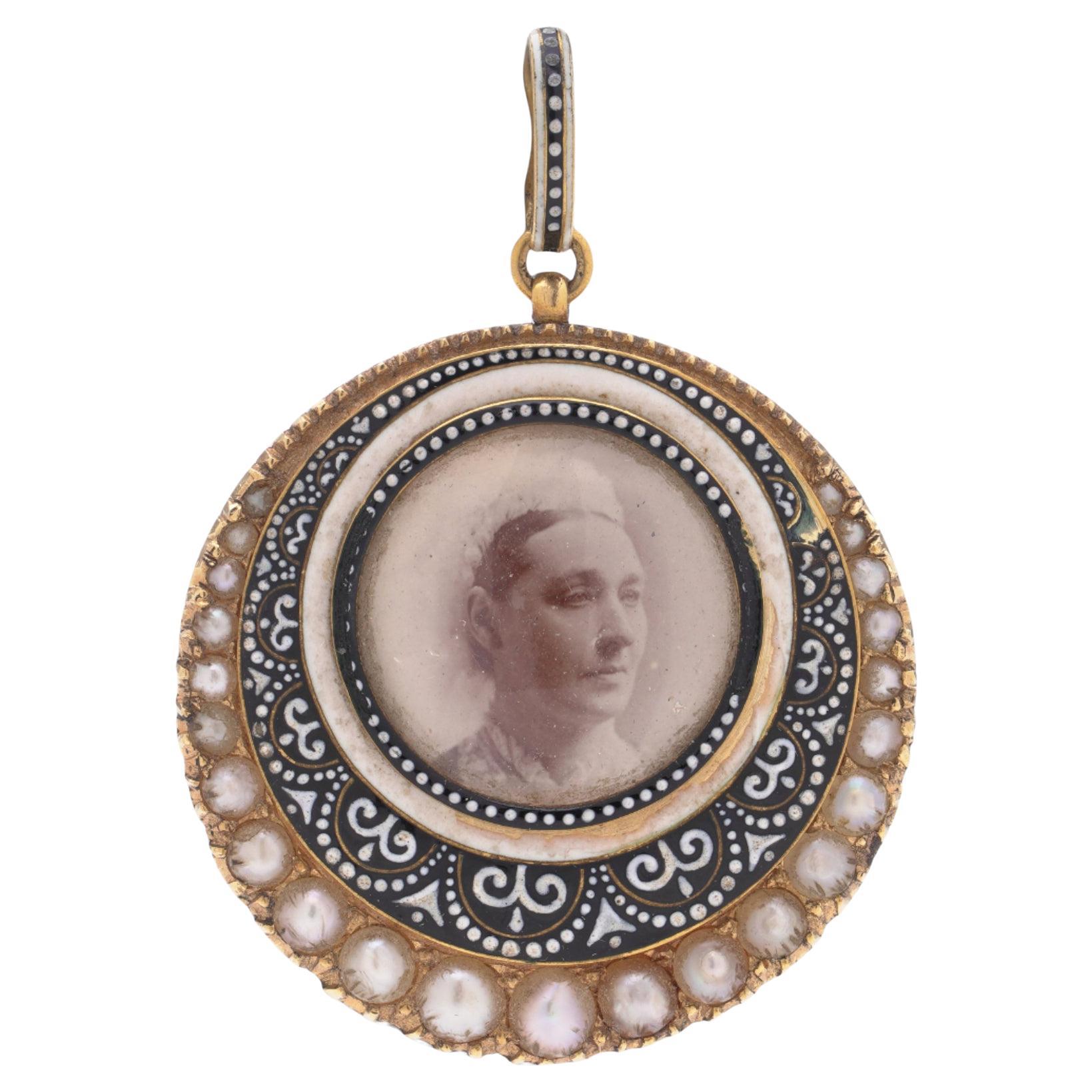 C.C. & A. Giuliano ciondolo commemorativo in oro 22kt con smalto e perle, datato 1904 in vendita