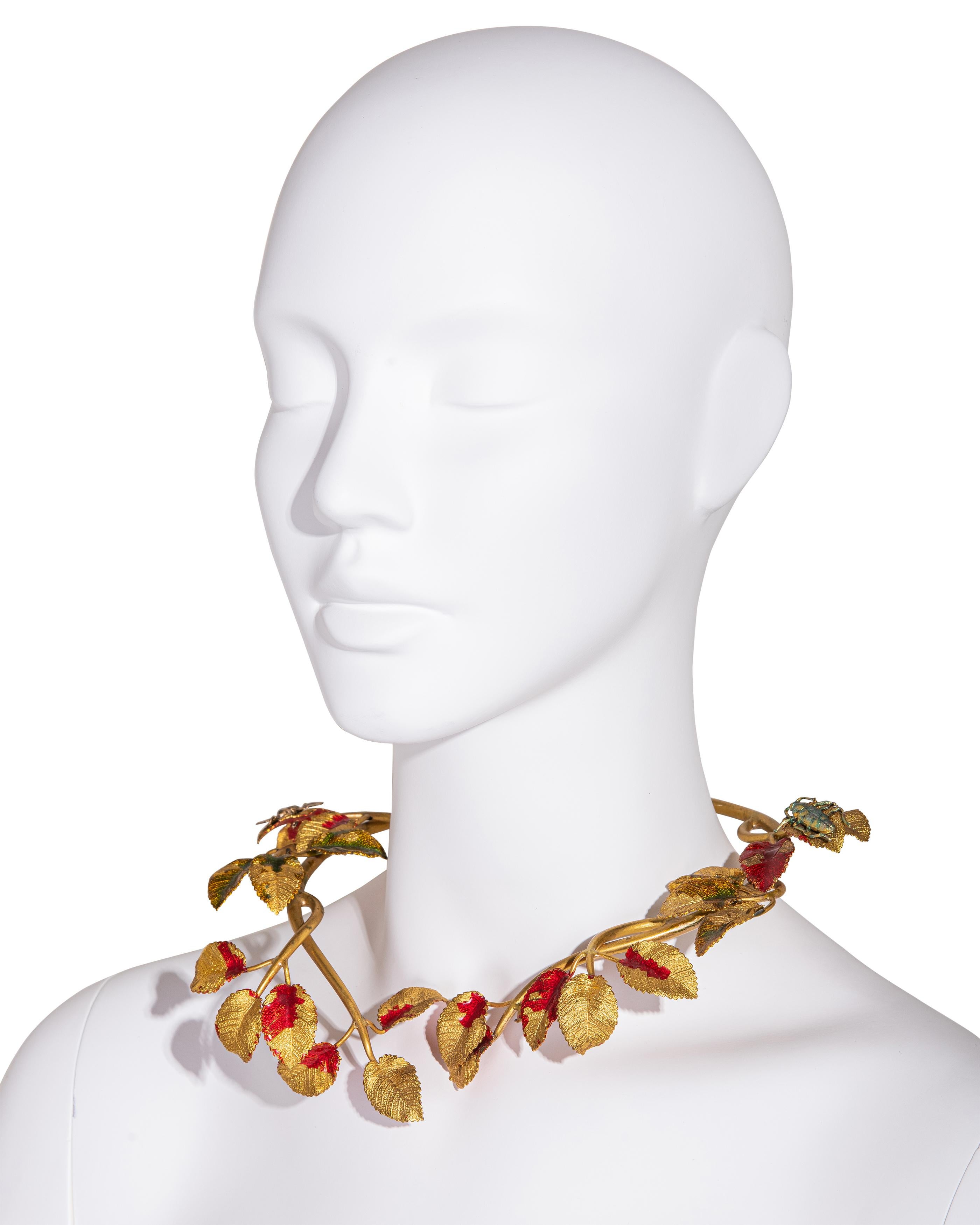 c. A/W 1938 Elsa Schiaparelli Haute Couture Gold Insect Choker Necklace In Good Condition In North Hollywood, CA