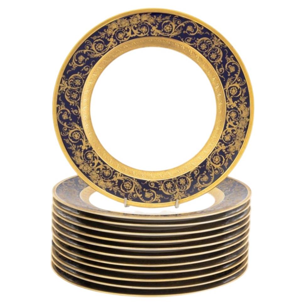 What color should Dinner plates be?