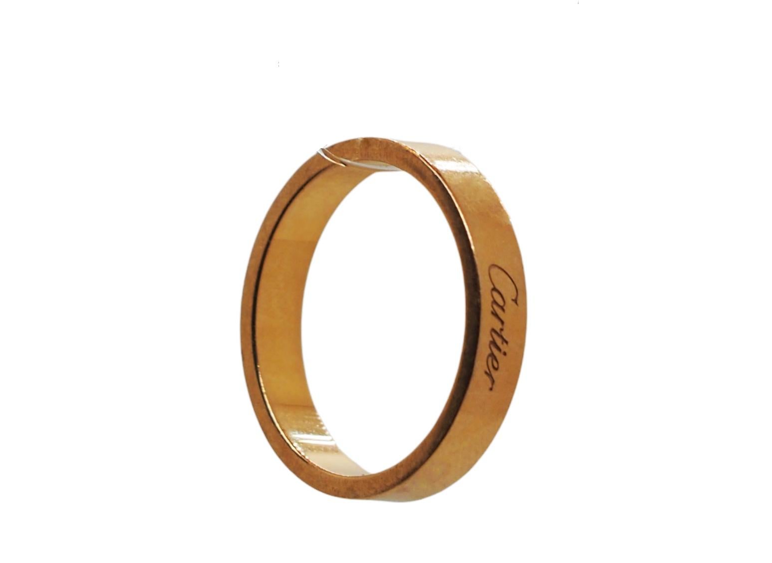 C Cartier Ehering aus 18k Roségold. Schlichter und klassischer Ring, signiert Cartier, punziert mit einer Seriennummer und 750.

Breite: 3 mm 
EU-Größe 59
US: 8.5
Gesamtgewicht: 5,8 Gramm

Der Ring kann auf Anfrage in der Größe angepasst