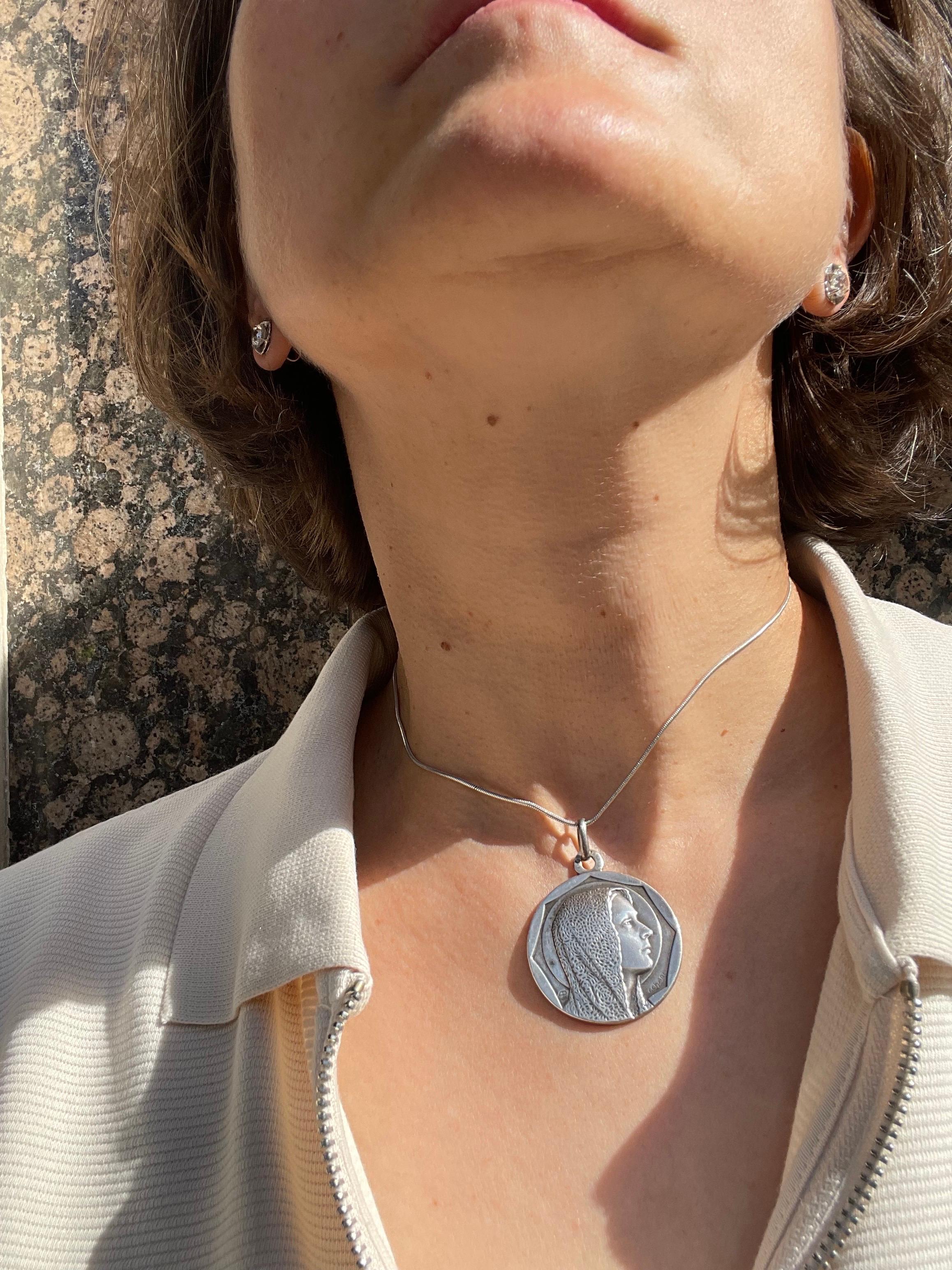 C. Charl Signed 1930s Art Deco Silver Virgin Mary Medal Pendant In Good Condition In Pamplona, Navarra