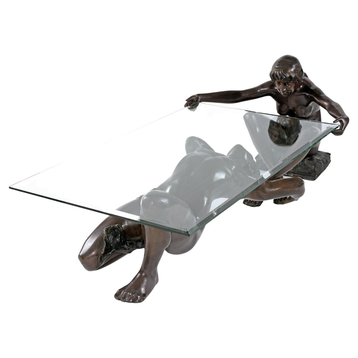 Tavolino in bronzo figurato in stile Art Nouveau di C. Conndray, splendidamente patinato e assolutamente squisito. Questo tavolino da caffè è un perfetto esempio di arte funzionale. Il tavolino da caffè a tre pezzi raffigura un uomo e una donna che
