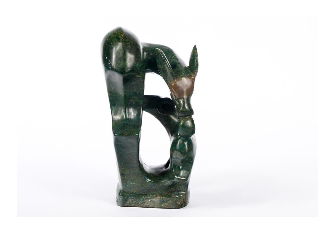 Mid-Century Modern Sculpture moderne en pierre verte sculptée d'une biche avec son faon, par Danda en vente