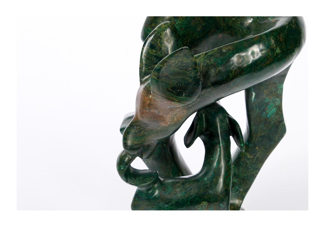 Sculpté à la main Sculpture moderne en pierre verte sculptée d'une biche avec son faon, par Danda en vente