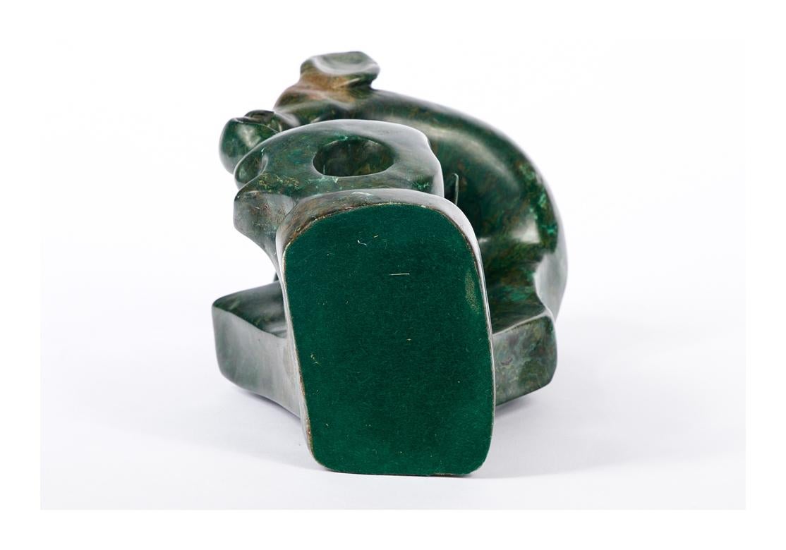 XX secolo C. Danda, Scultura moderna in pietra verde scolpita di una cerva con il suo cerbiatto in vendita