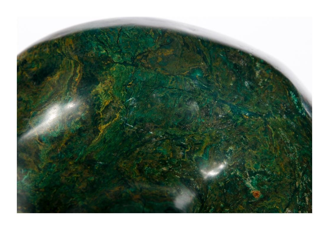 C. Danda, Moderne geschnitzte grüne Steinskulptur eines Rehes mit seinem Rehkitz im Angebot 1