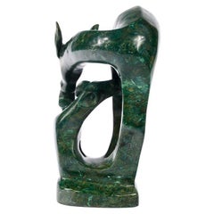 Sculpture moderne en pierre verte sculptée d'une biche avec son faon, par Danda