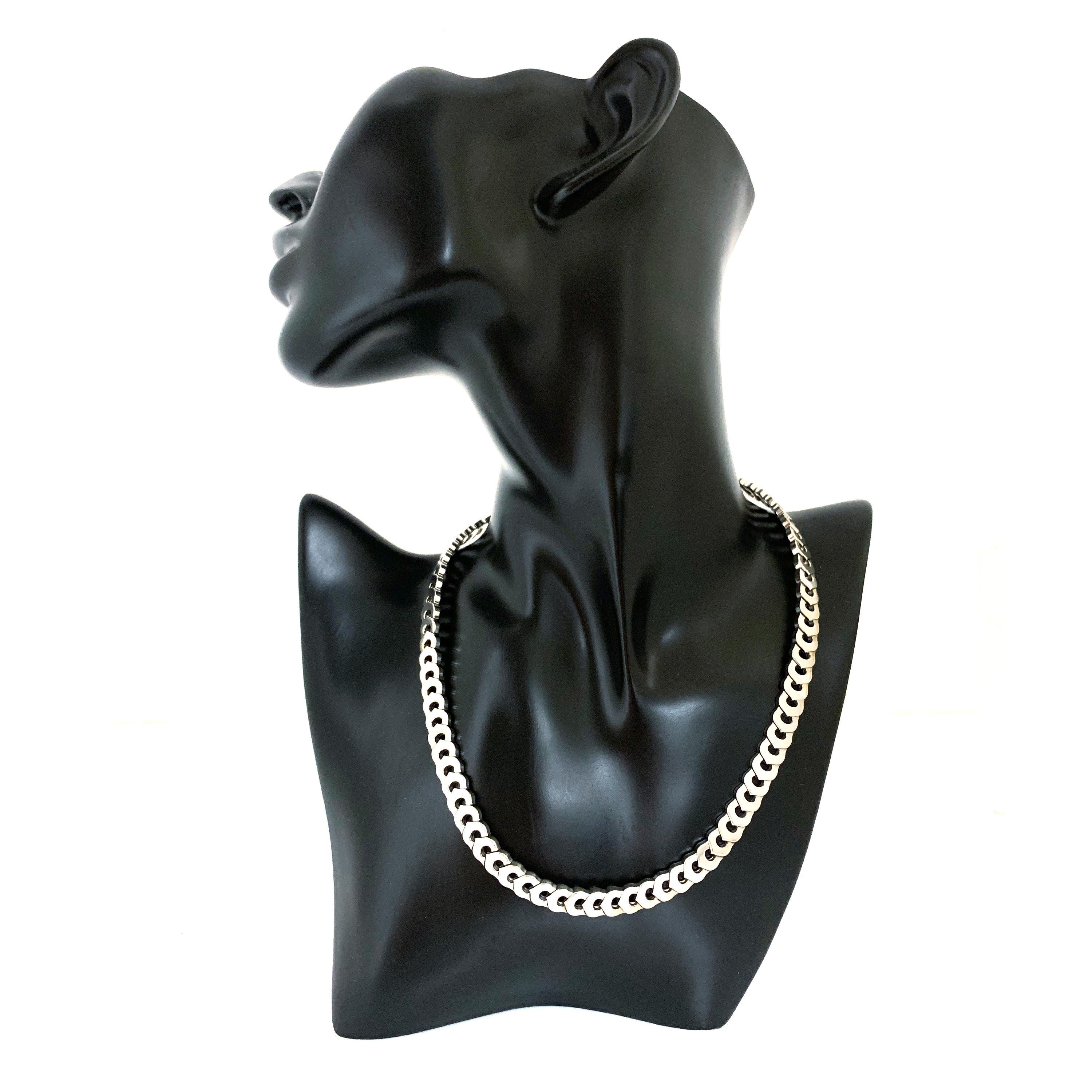 C De Cartier necklace made of interlocking 18k white gold C links.  

43cm (17